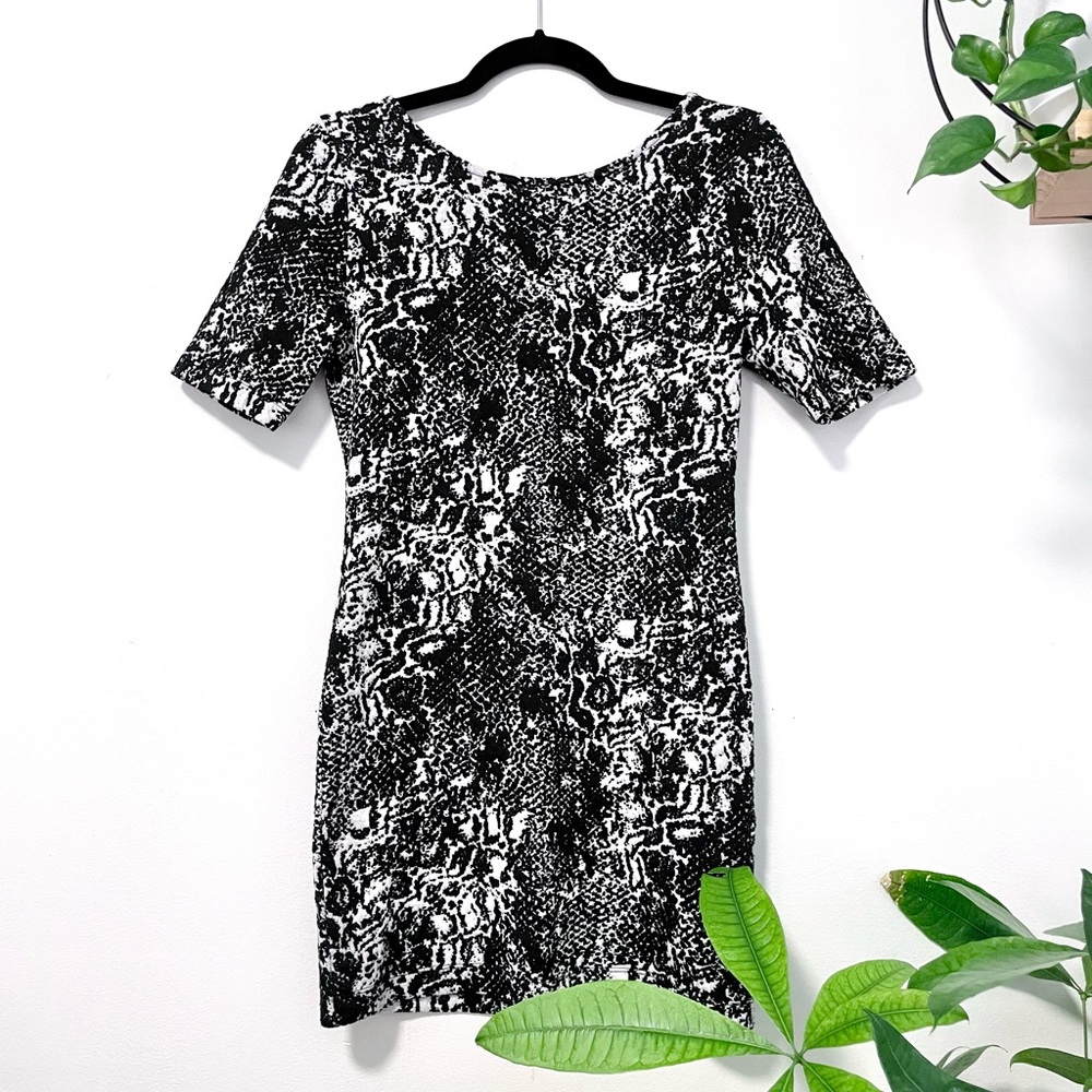 {H&M} Abstract Half-Sleeve Bodycon Dress